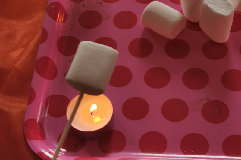 Egal ob Lagerfeuer oder Teelicht - Marshmallows schmecken immer